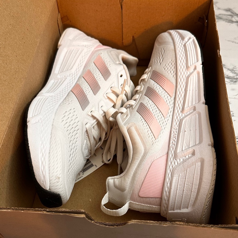 Adidas Questar Women’s Size 10